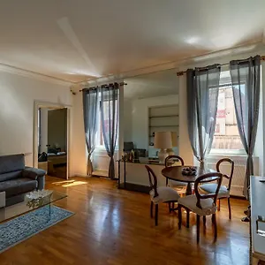 Rhome Trevi , Roma Italia